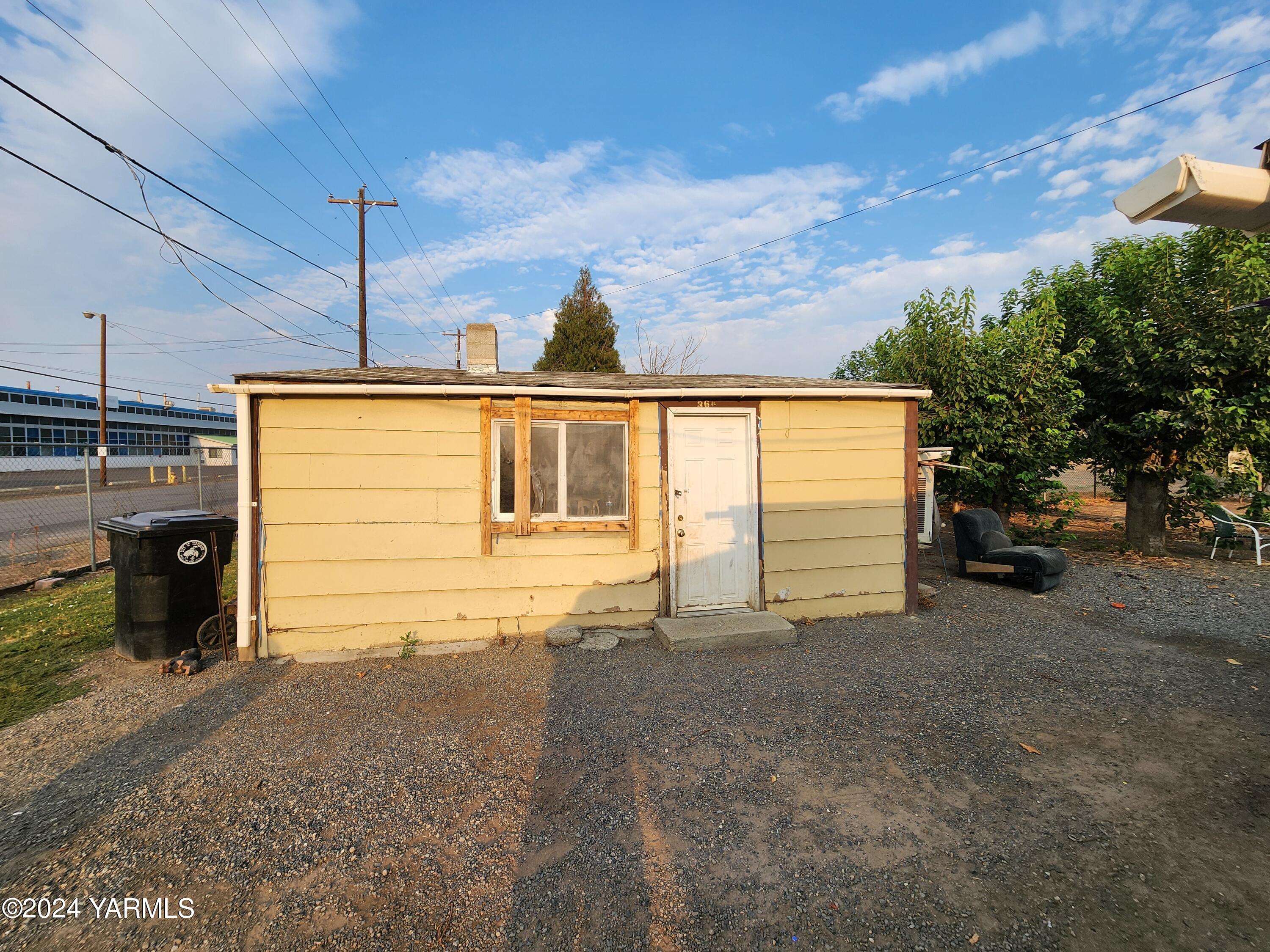 36 East 3rd Avenue Toppenish, WA 98948 - Photo 19 of 20 a front view of a house with a yard