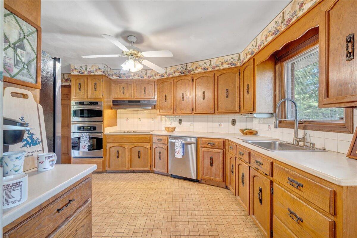 159 Windmere Trail Moneta, VA 24121 - Photo 23 of 88 Kitchen