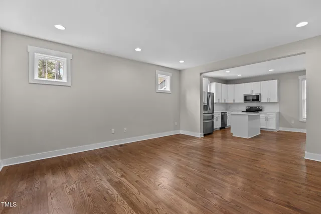 a picture of a book shelf