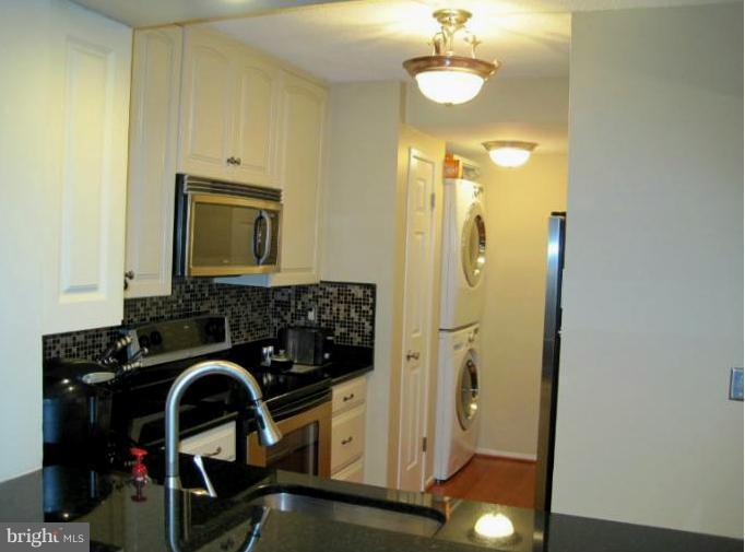 6101 Edsall Road, Unit 409 Alexandria, VA 22304 - Photo 9 of 25 Kitchen