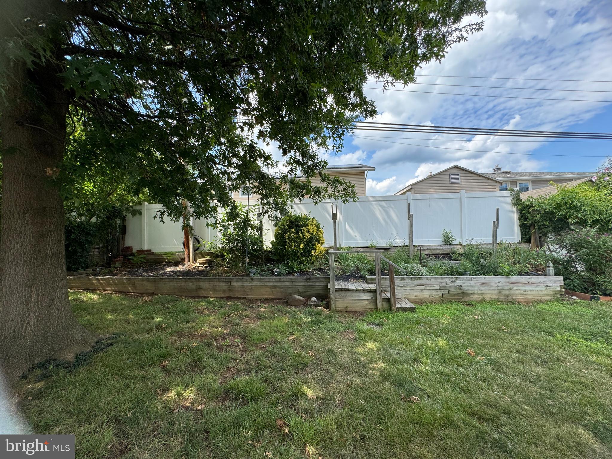 55 Tweed Road Levittown, PA 19056 - Photo 52 of 58 Garden area with steps