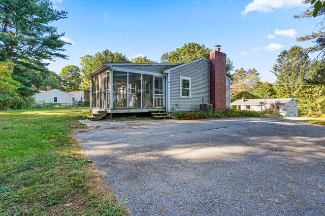 a view of a house with a yard