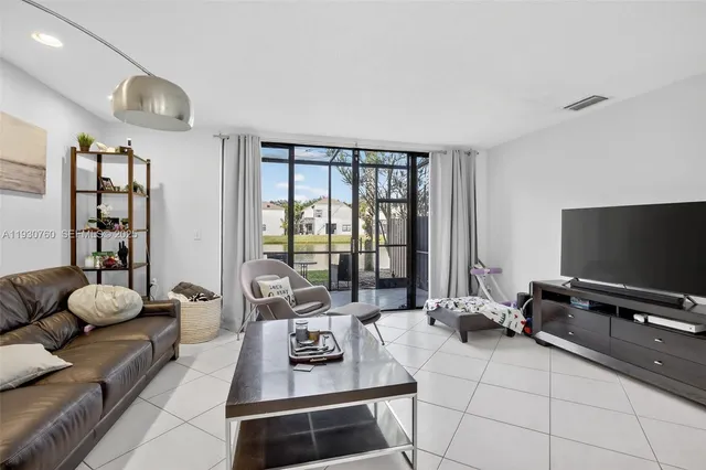 $363,500 | 10691 Northwest 14th Street, Unit 257, Plantation, FL 33322