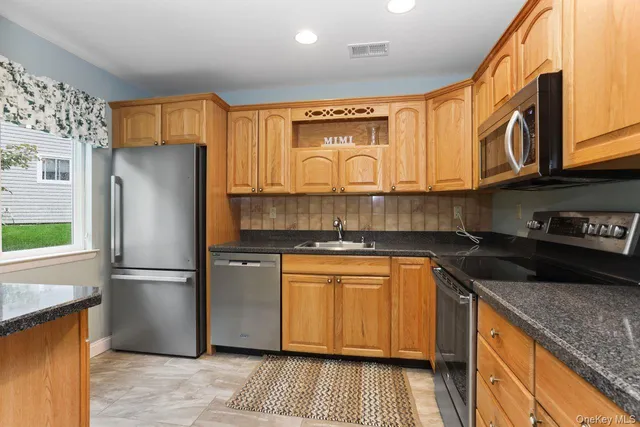 $675,000 | 141 Flintlock Way, Unit B, Yorktown Heights, NY 10598