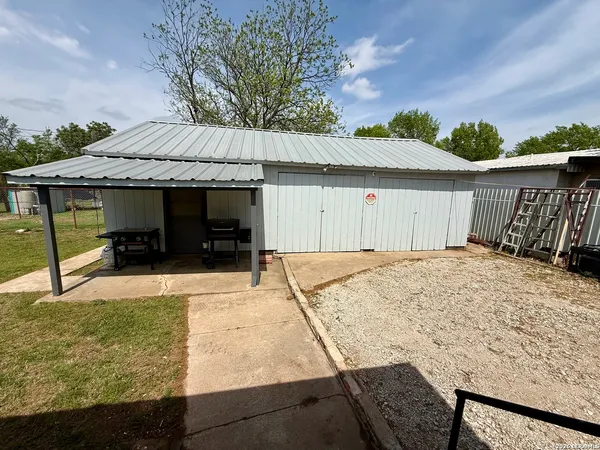 a view of a backyard