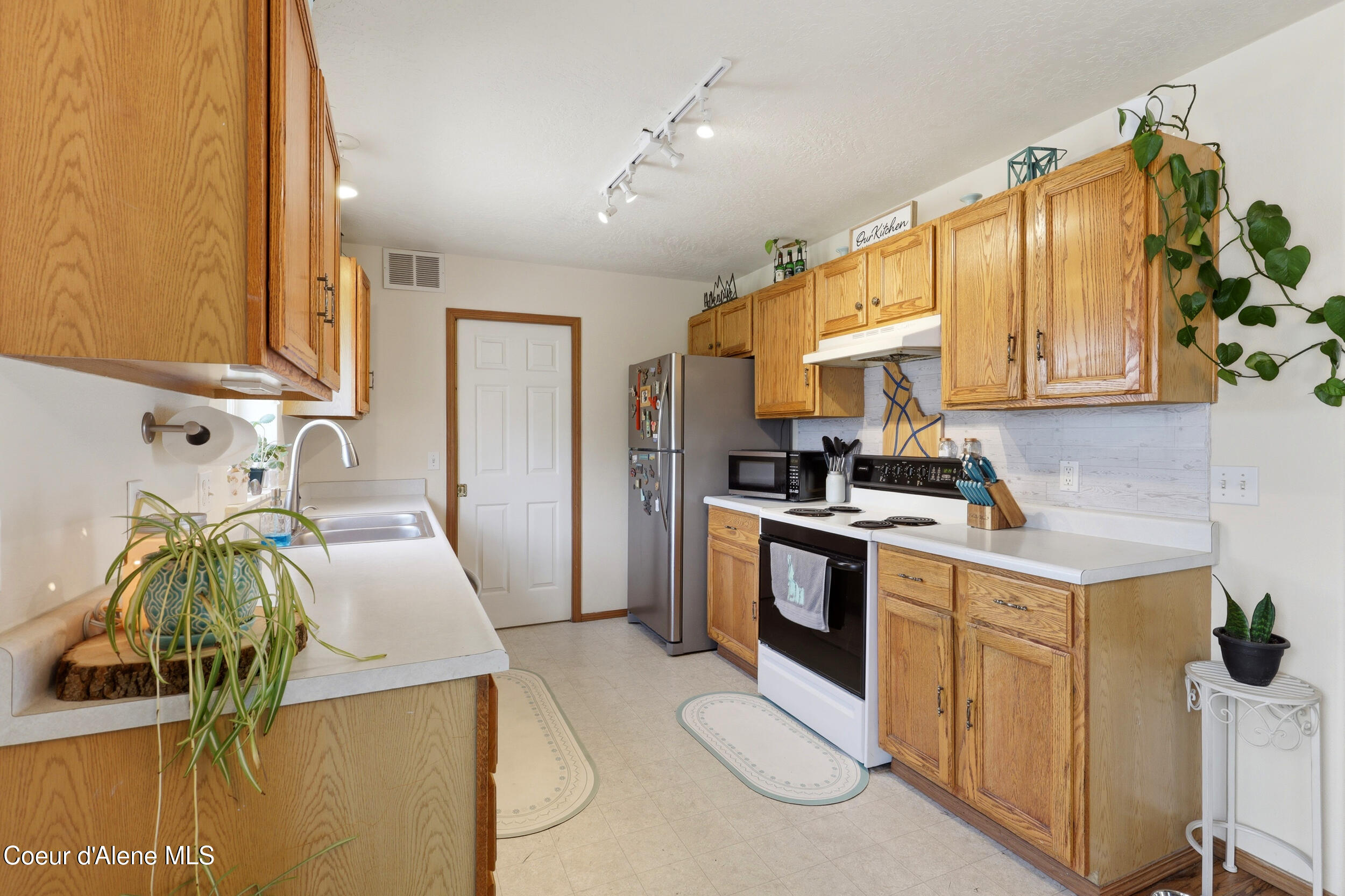 6687 Kamloops Drive Rathdrum, ID 83858 - Photo 12 of 41 Kitchen