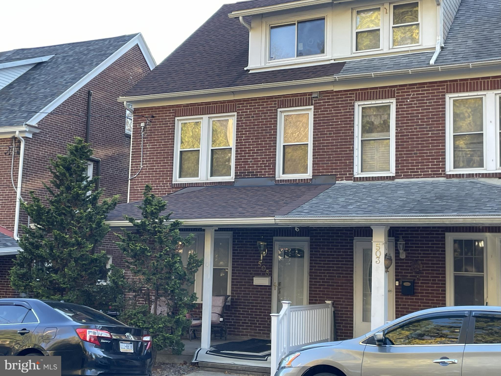 a building view with outdoor space