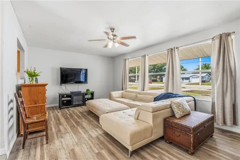 $295,000 | 250 20th Avenue Southwest, Vero Beach, FL 32962