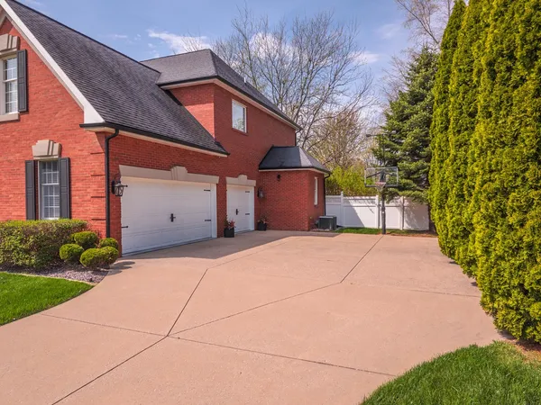 $1,100,000 | 33 Derby Way, Bloomington, IL 61704