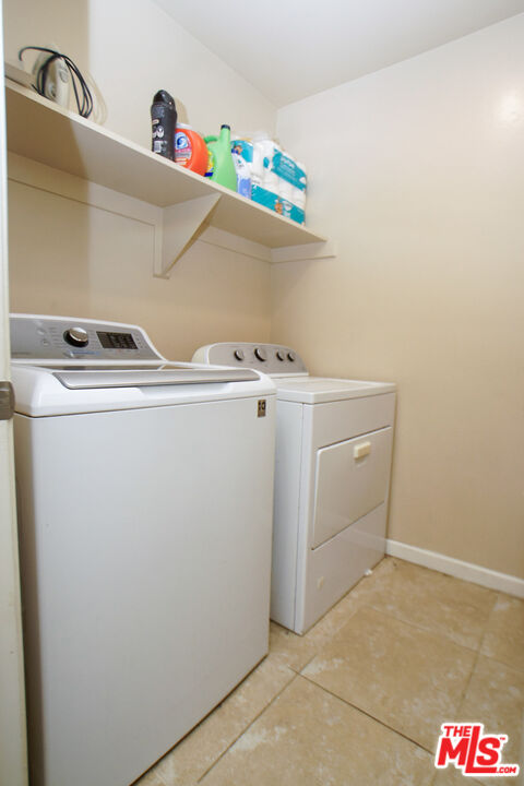 6014 Samuelson Street Bakersfield, CA 93313 - Photo 17 of 25 a utility room with dryer and washer