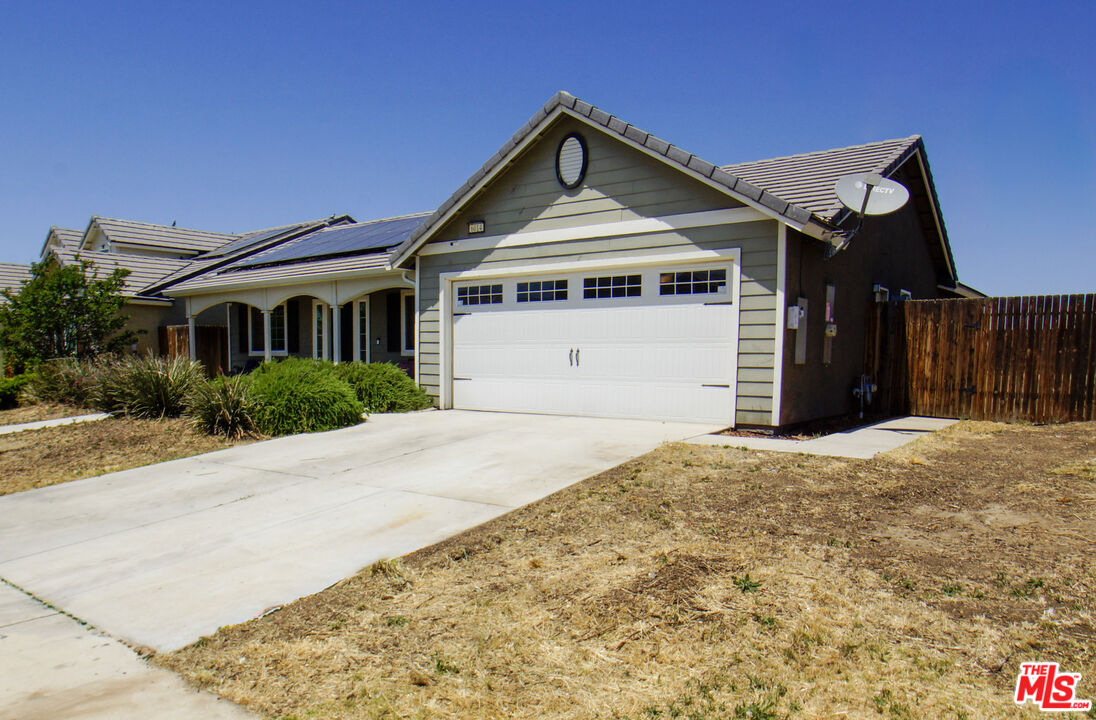 6014 Samuelson Street Bakersfield, CA 93313 - Photo 3 of 25 a front view of a house with a yard