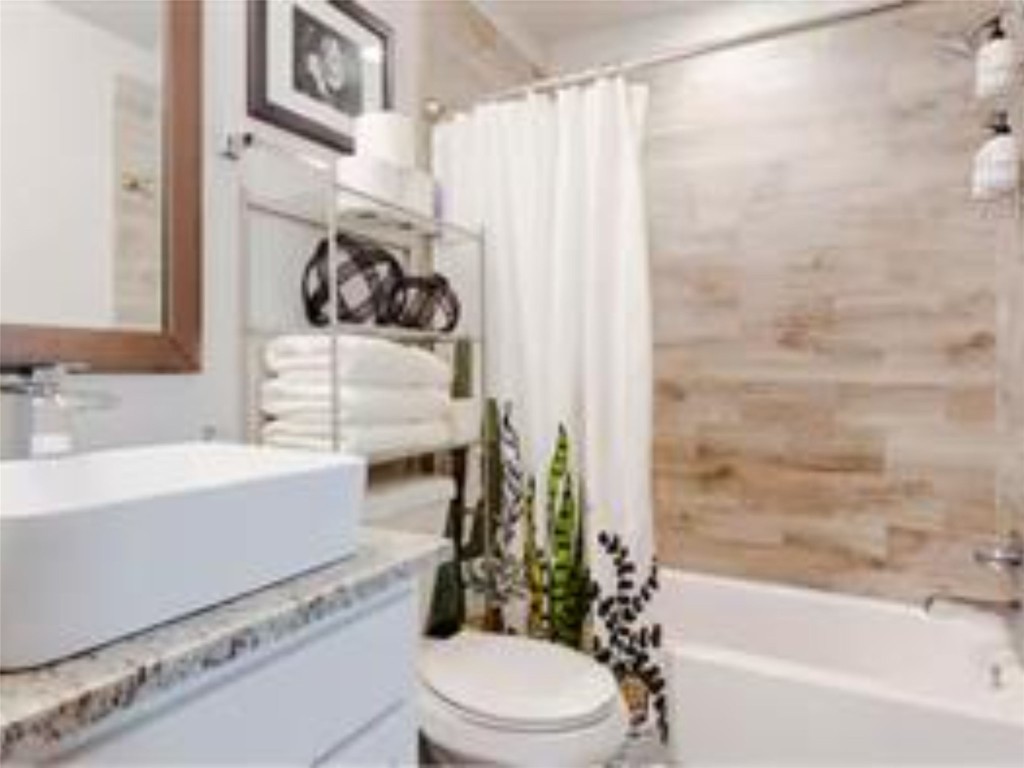 1139 1/2 Poquito Street, Unit 3 Austin, TX 78702 - Photo 18 of 23 a bathroom with a sink a toilet and a bathtub