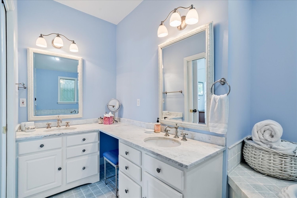 90 Macomber Lane Portsmouth, RI 02871 - Photo 20 of 35