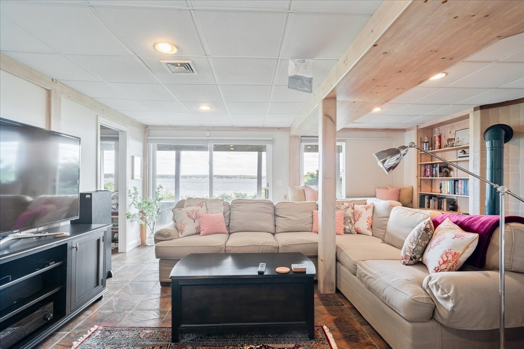 90 Macomber Lane Portsmouth, RI 02871 - Photo 25 of 35