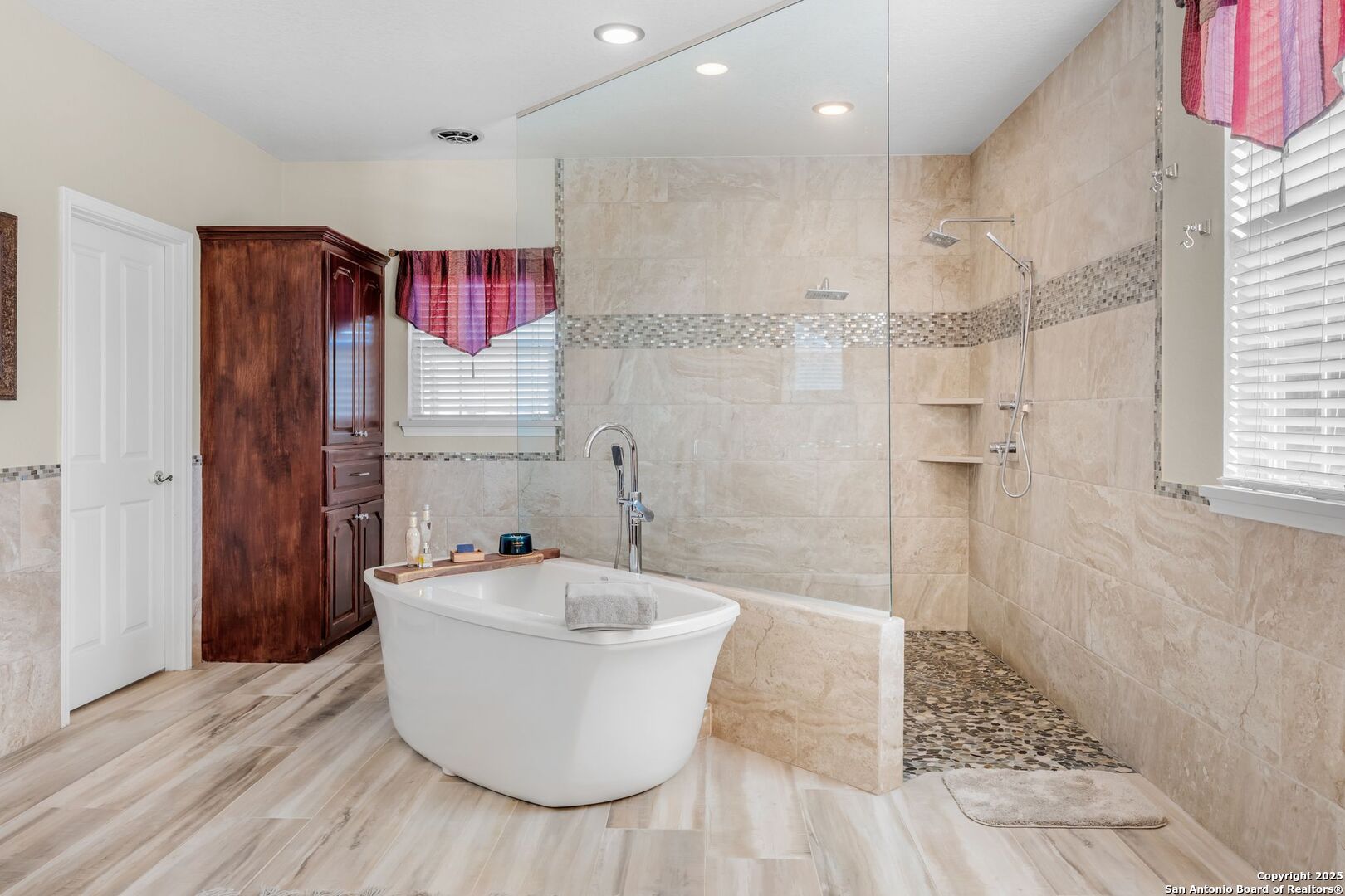 765 Highway 1604 Loop St. Hedwig, TX 78101 - Photo 17 of 50 a bathroom with a bathtub and shower