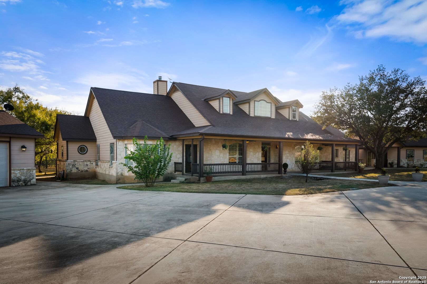 765 Highway 1604 Loop St. Hedwig, TX 78101 - Photo 5 of 50 a front view of a house with a yard