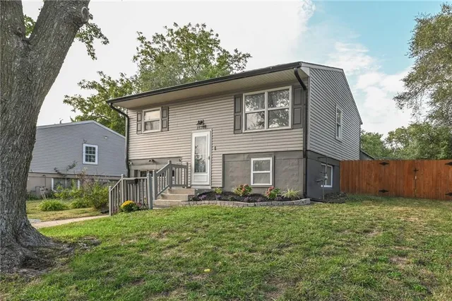 $214,000 | 18108 Shoshone Drive, Independence, MO 64058