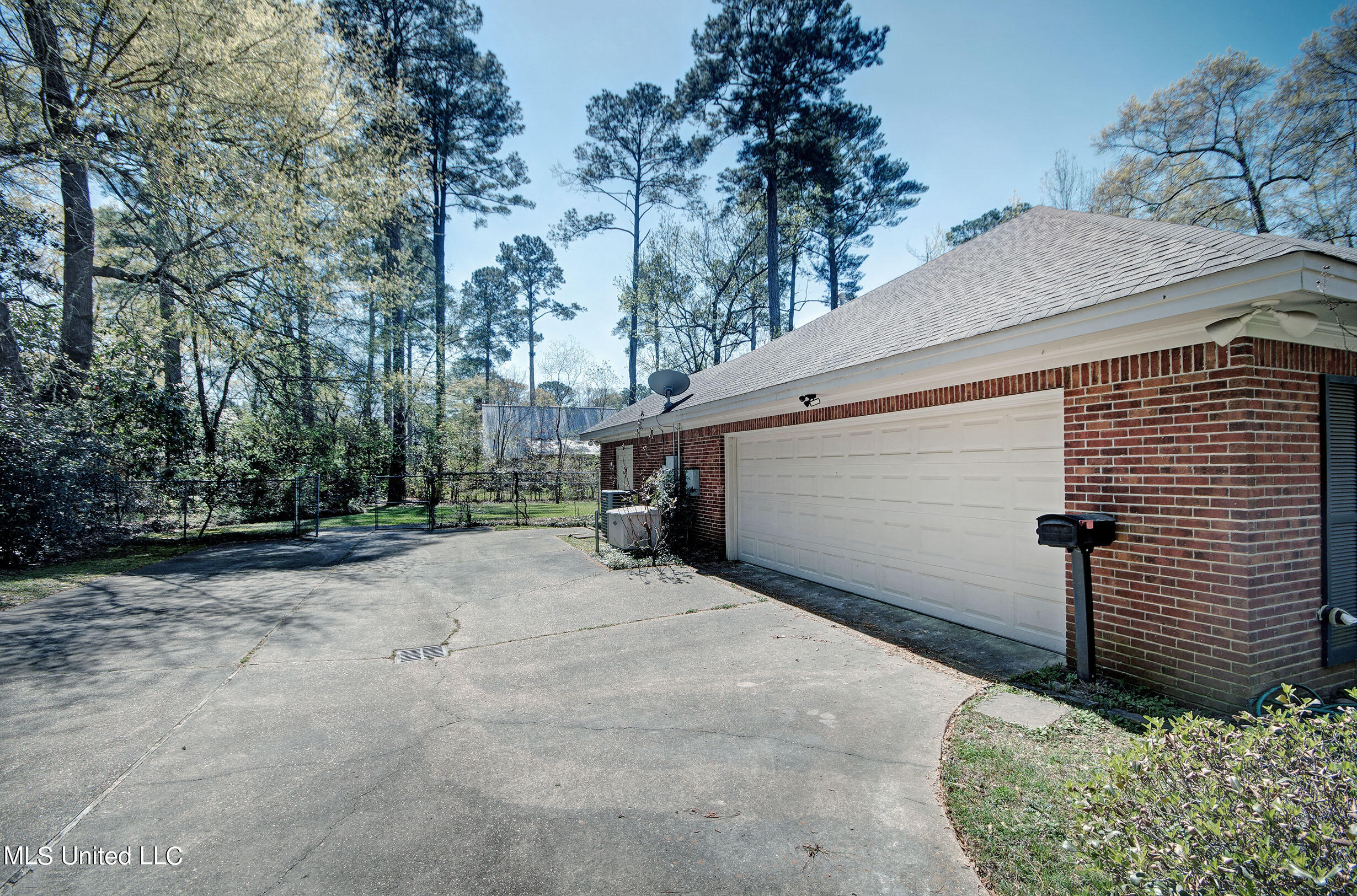 1609 Pine Ridge Place Jackson, MS 39211 - Photo 4 of 42 IMGP8381_2_3