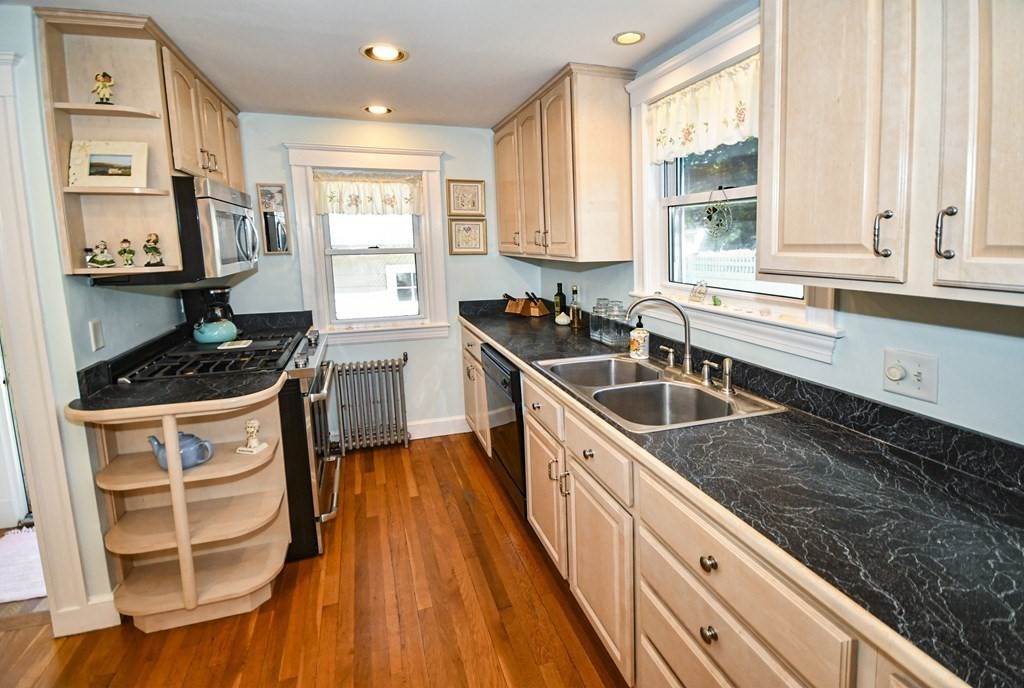 52 Buckingham Road North Andover, MA 01845 - Photo 4 of 31 Gallery Image 4