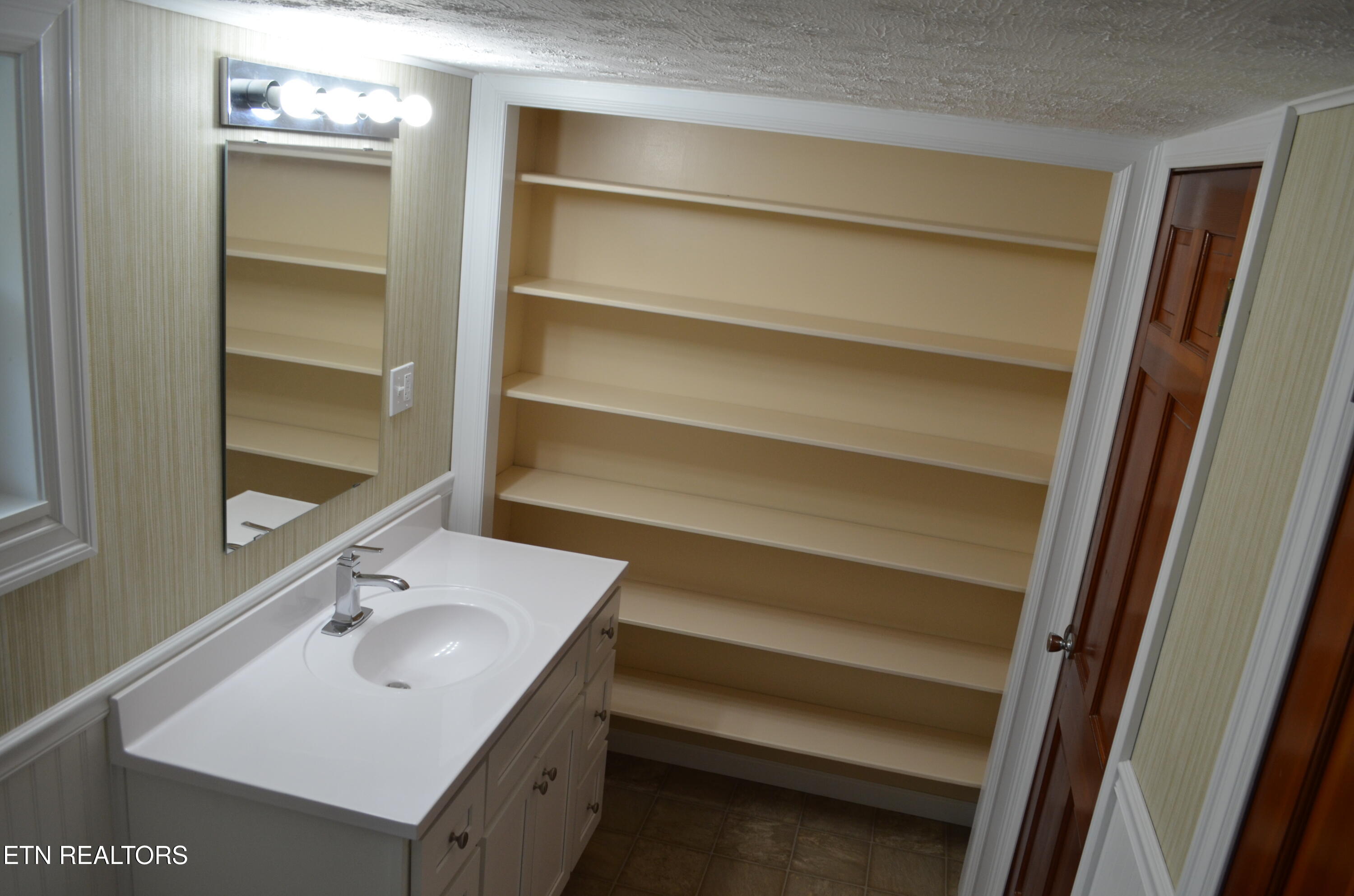 106 Cedar Lane Oak Ridge, TN 37830 - Photo 11 of 31 Main bathroom connects to 2 bedrooms
