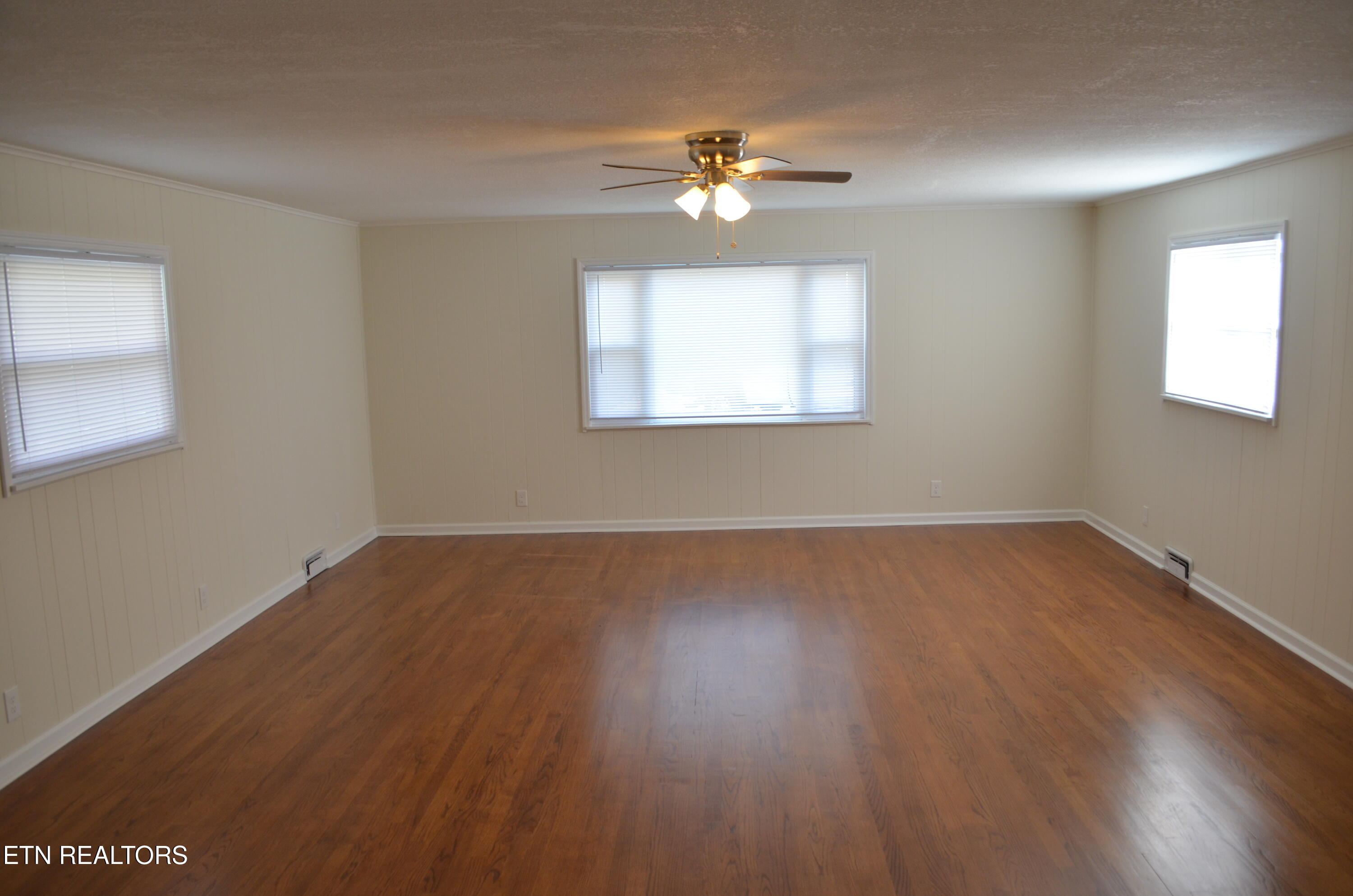 106 Cedar Lane Oak Ridge, TN 37830 - Photo 12 of 31 Large and light family room