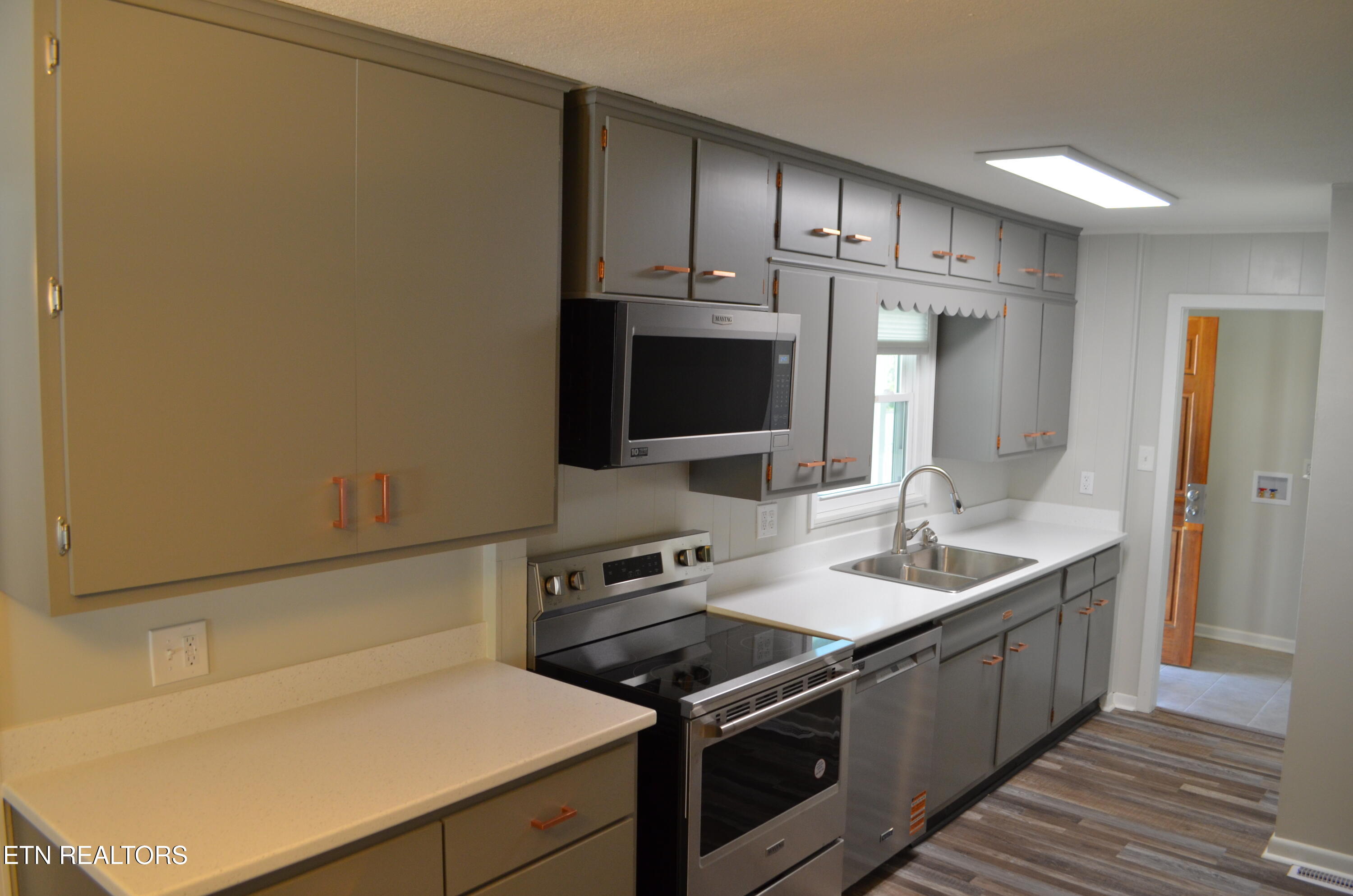 106 Cedar Lane Oak Ridge, TN 37830 - Photo 2 of 31 Updated kitchen!