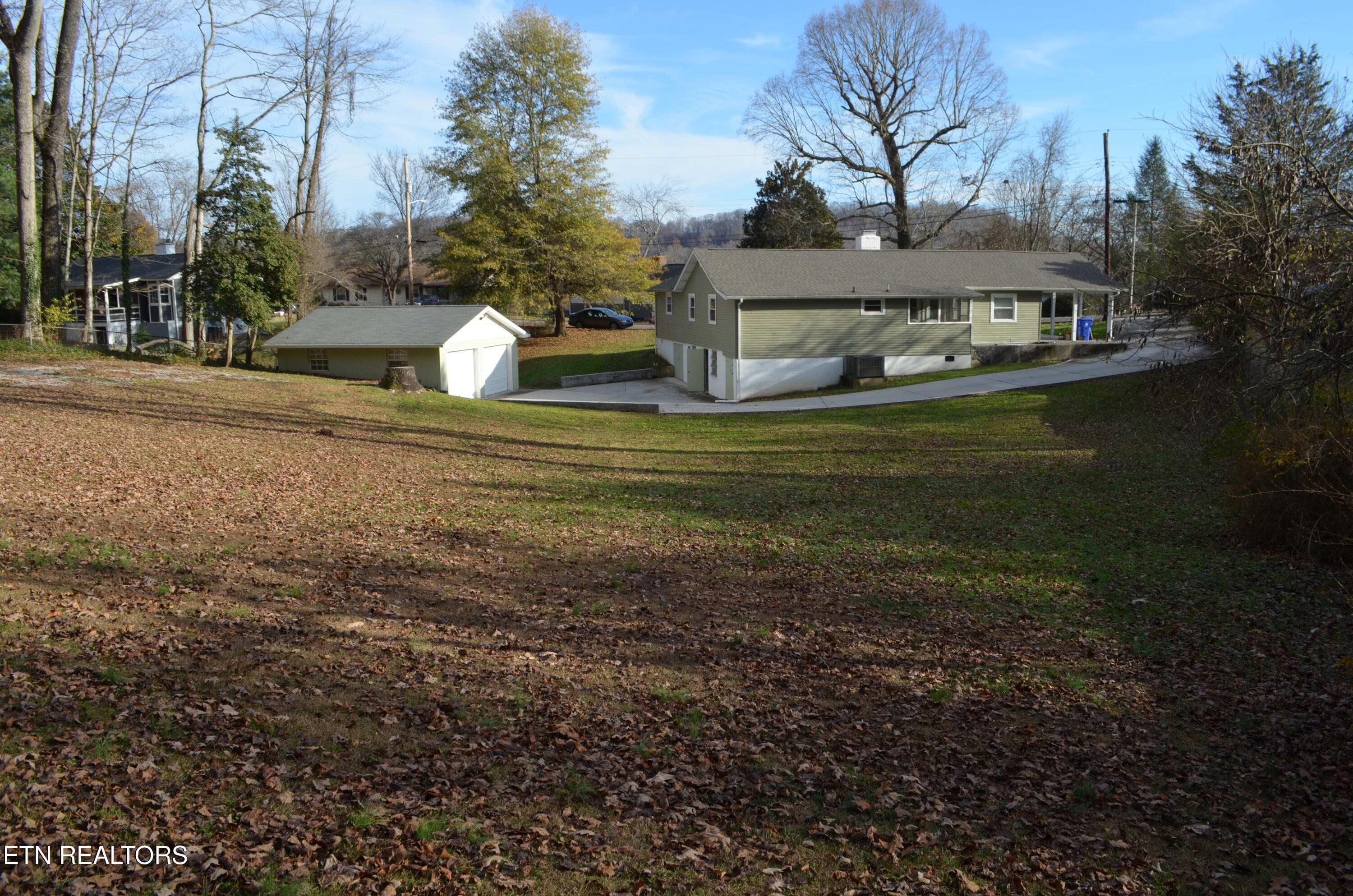 106 Cedar Lane Oak Ridge, TN 37830 - Photo 29 of 31 GIANT back yard!