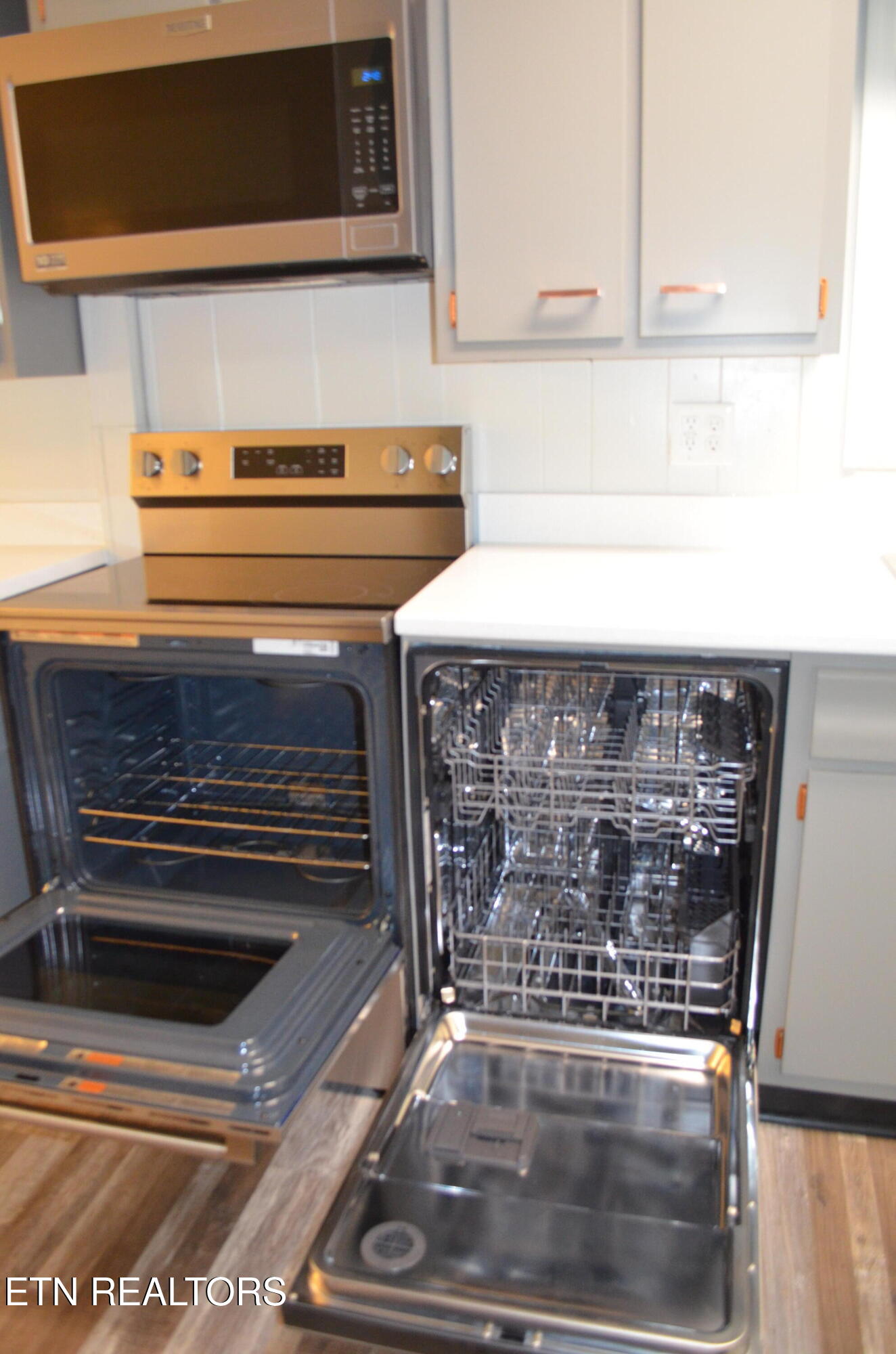 106 Cedar Lane Oak Ridge, TN 37830 - Photo 3 of 31 Stainless appliances