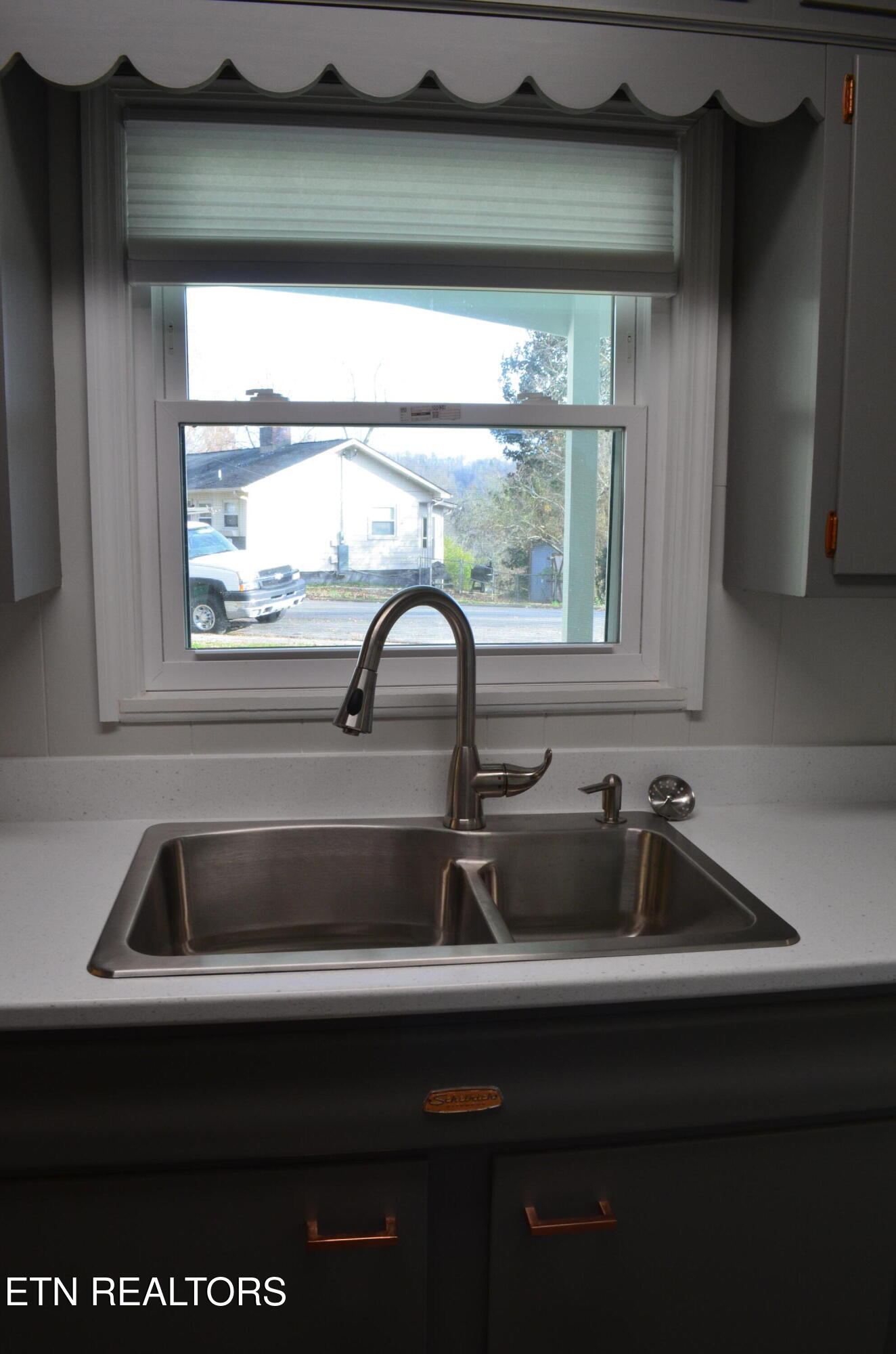 106 Cedar Lane Oak Ridge, TN 37830 - Photo 4 of 31 Light and airy kitchen