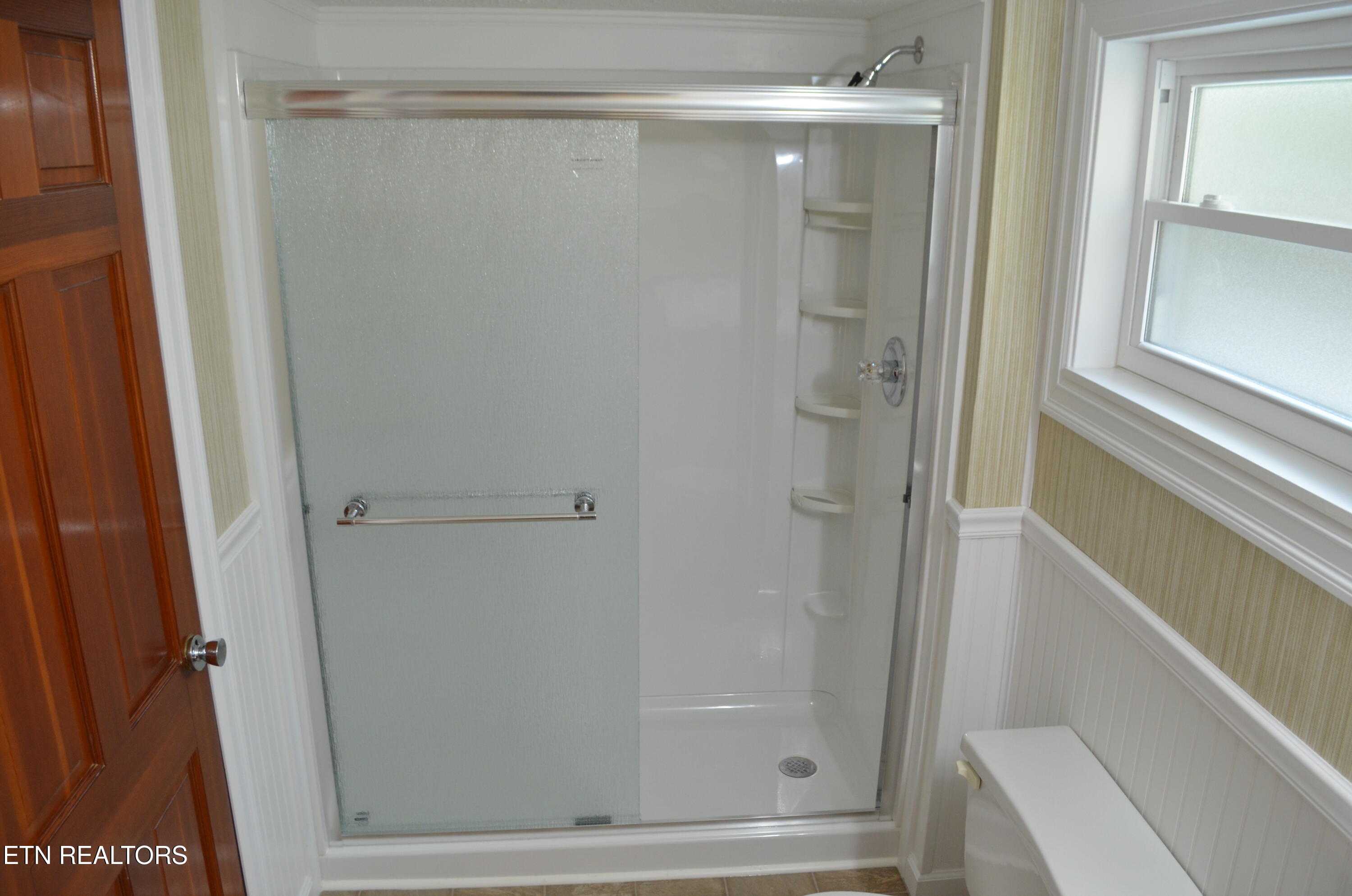 106 Cedar Lane Oak Ridge, TN 37830 - Photo 10 of 31 New main shower