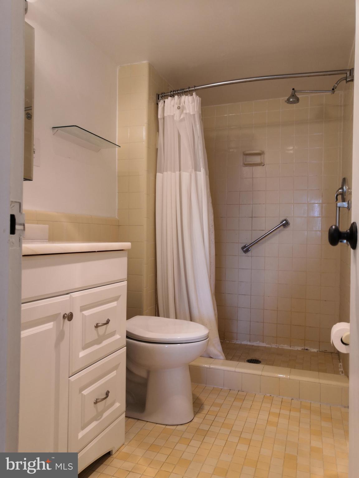 5101 River Road, Unit 904 Bethesda, MD 20816 - Photo 19 of 38 Master Bathroom
