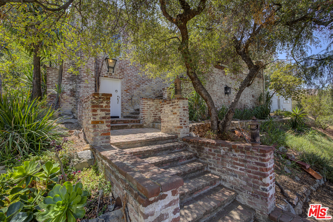 a view of a yard in front of house