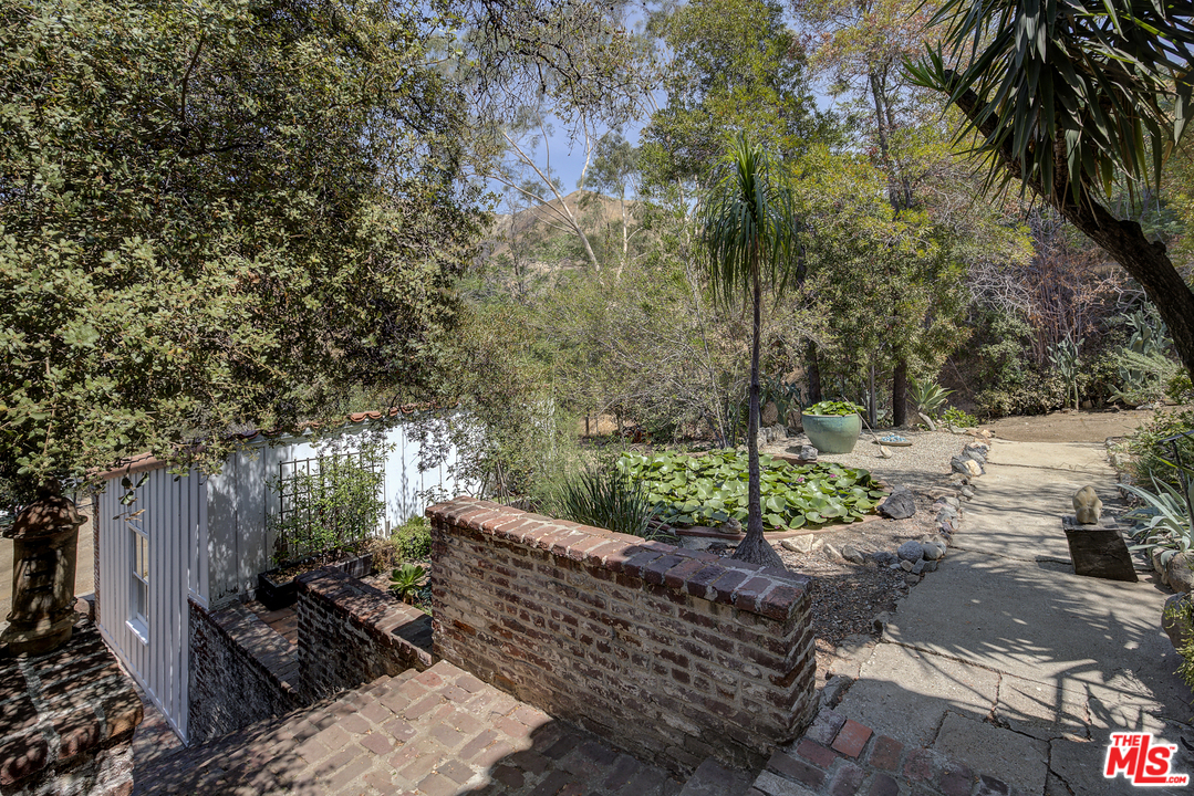 8420 La Tuna Canyon Road Sun Valley, CA 91352 - Photo 33 of 50 a backyard of a house with lots of green space