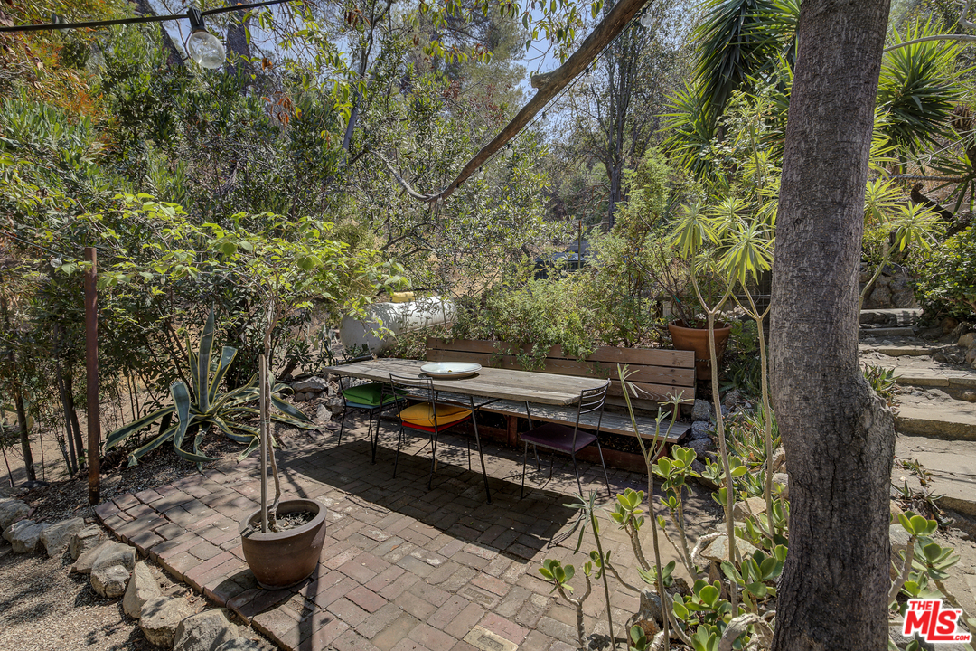 8420 La Tuna Canyon Road Sun Valley, CA 91352 - Photo 34 of 50 a view of a backyard with sitting area