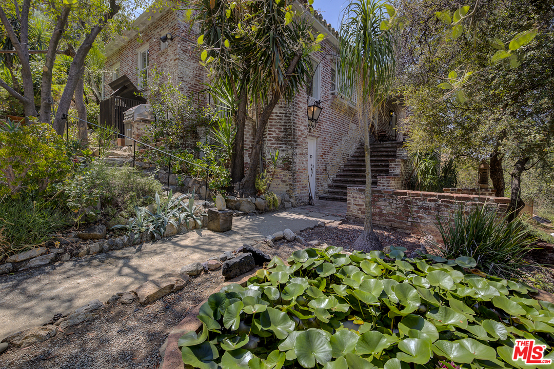 8420 La Tuna Canyon Road Sun Valley, CA 91352 - Photo 36 of 50 a backyard of a house with lots of green space