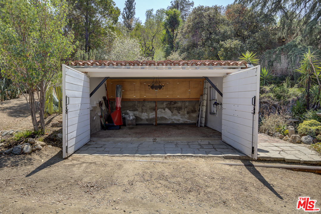 8420 La Tuna Canyon Road Sun Valley, CA 91352 - Photo 40 of 50 a view of a car garage
