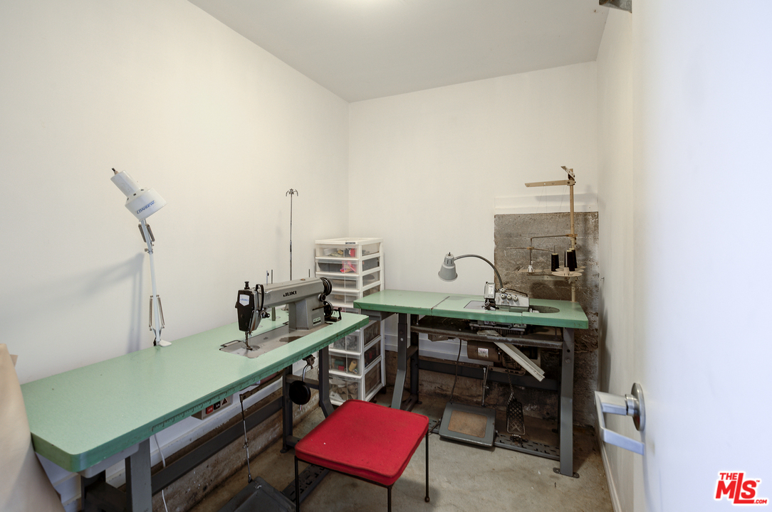 8420 La Tuna Canyon Road Sun Valley, CA 91352 - Photo 44 of 50 a room with a table chairs and a workspace