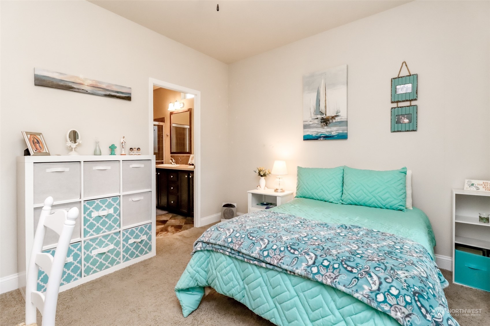 828 Mountain Villa Drive Enumclaw, WA 98022 - Photo 18 of 34 a bedroom with a large bed and a window