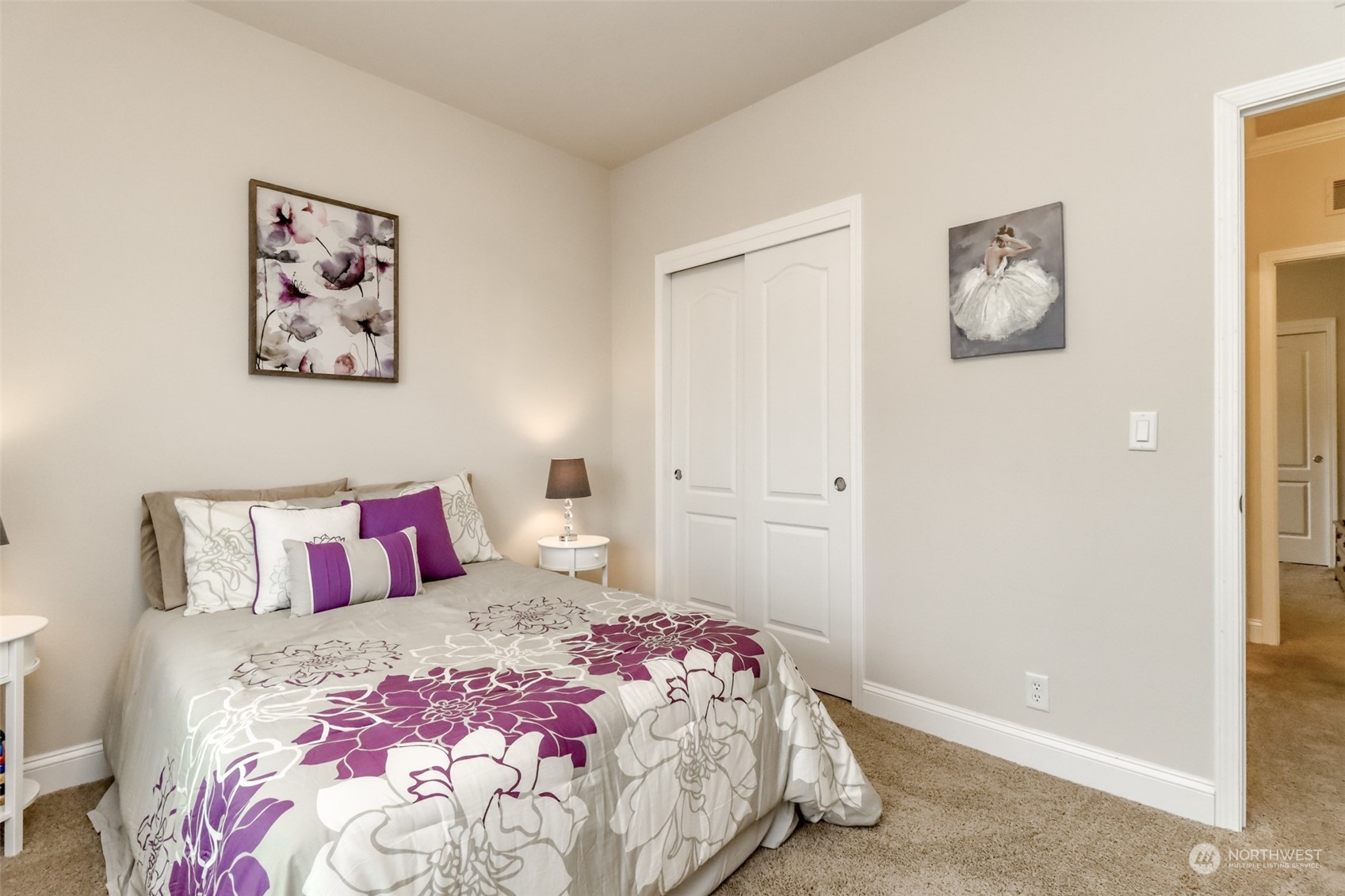 828 Mountain Villa Drive Enumclaw, WA 98022 - Photo 21 of 34 a bedroom with a bed and a lamp