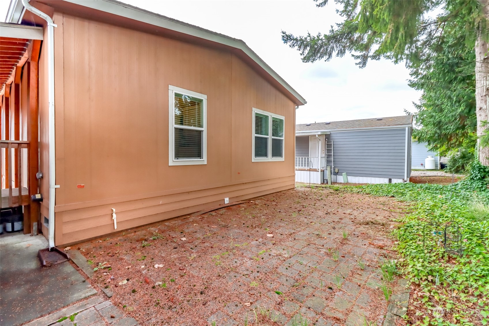 828 Mountain Villa Drive Enumclaw, WA 98022 - Photo 30 of 34 a backyard of a house