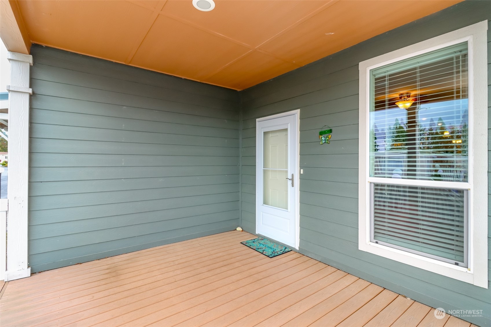 828 Mountain Villa Drive Enumclaw, WA 98022 - Photo 5 of 34 a backyard of a house