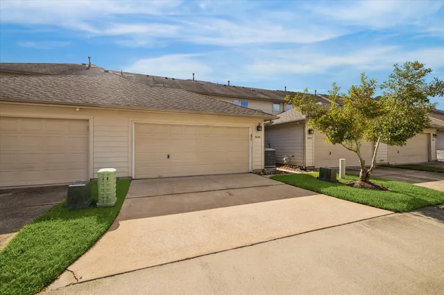 $2,100 | 9206 Sunlight Oak Lane, Houston, TX 77070