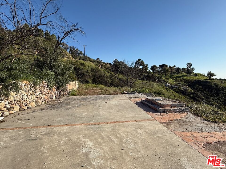 2566 Tuna Canyon Road Topanga, CA 90290 - Photo 6 of 30 a view of a dry yard with trees