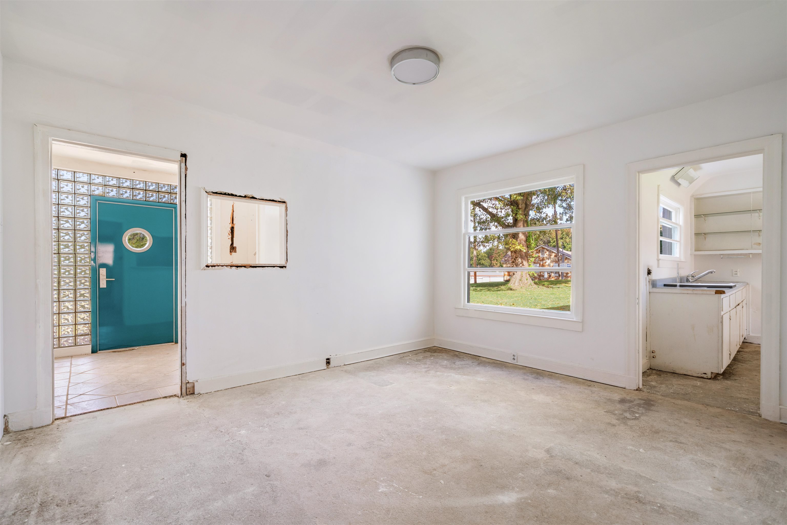 3590 Thomas Street Memphis, TN 38127 - Photo 22 of 39 an empty room with windows and closet