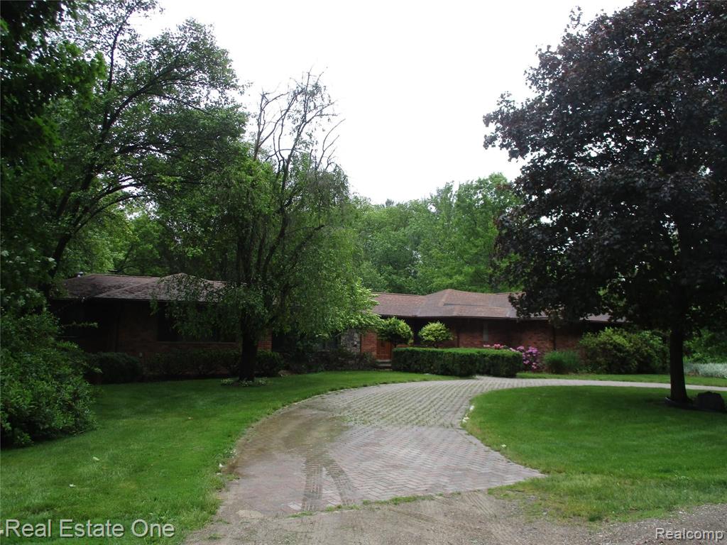 28642 Rollcrest Road Farmington Hills, MI 48334 - Photo 4 of 53