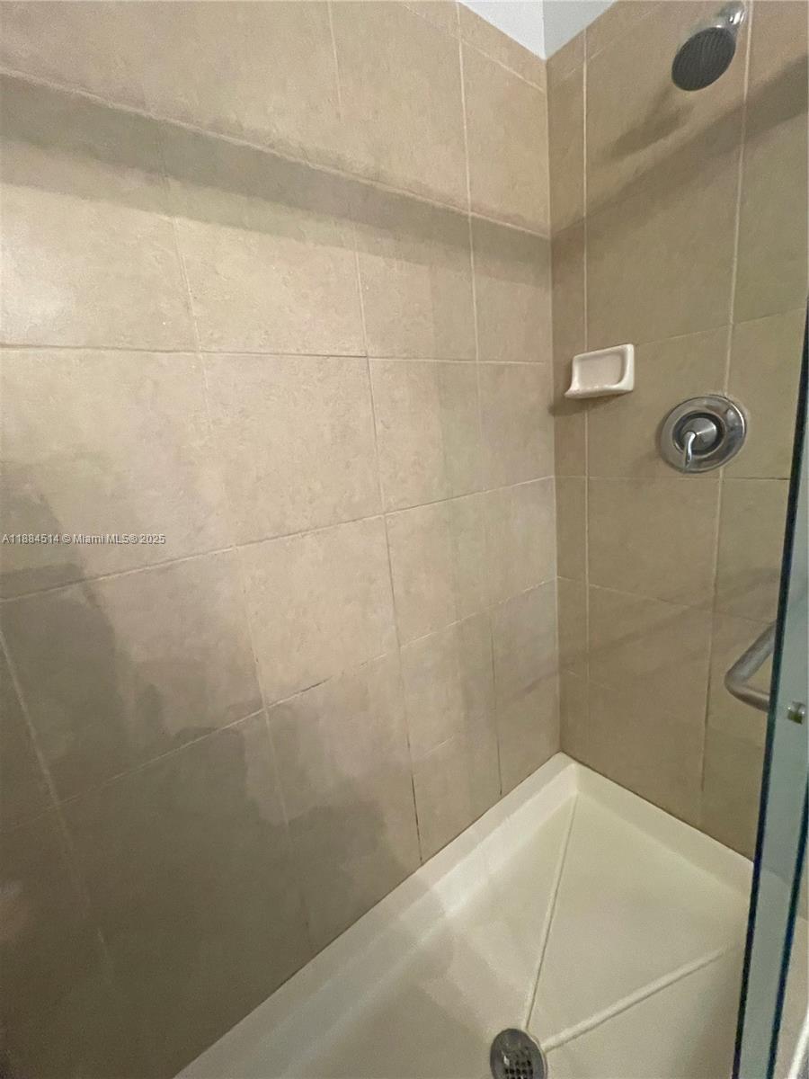 974 Southwest 147th Avenue, Unit 2601 Pembroke Pines, FL 33027 - Photo 34 of 39 3rd floor bathroom master