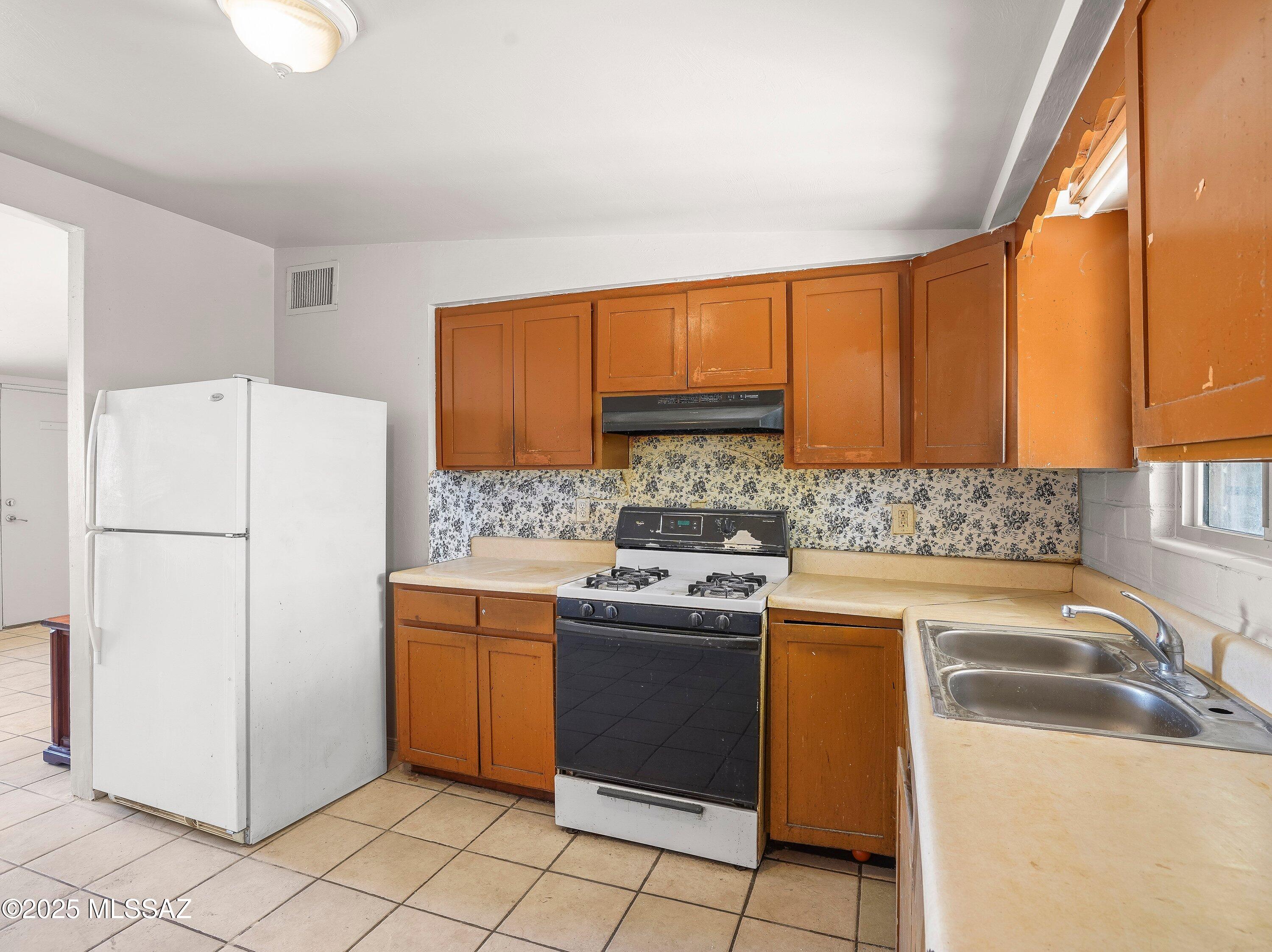 2001 South 3rd Avenue Tucson, AZ 85713 - Photo 29 of 42 a kitchen with a sink a stove and refrigerator
