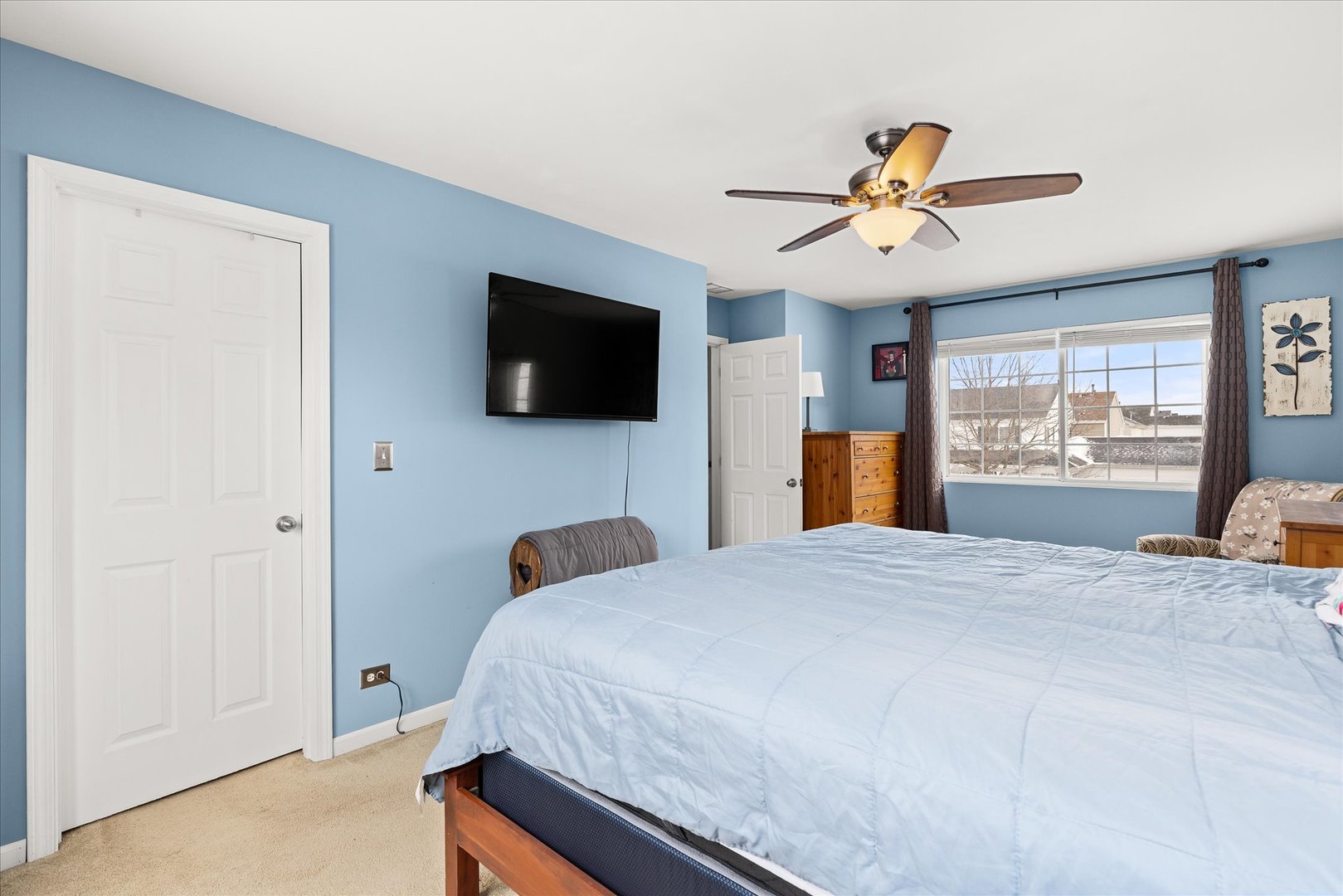 16830 South Parker Ridge Drive Lockport, IL 60441 - Photo 20 of 35 a bedroom with a bed and a flat tv screen on dresser