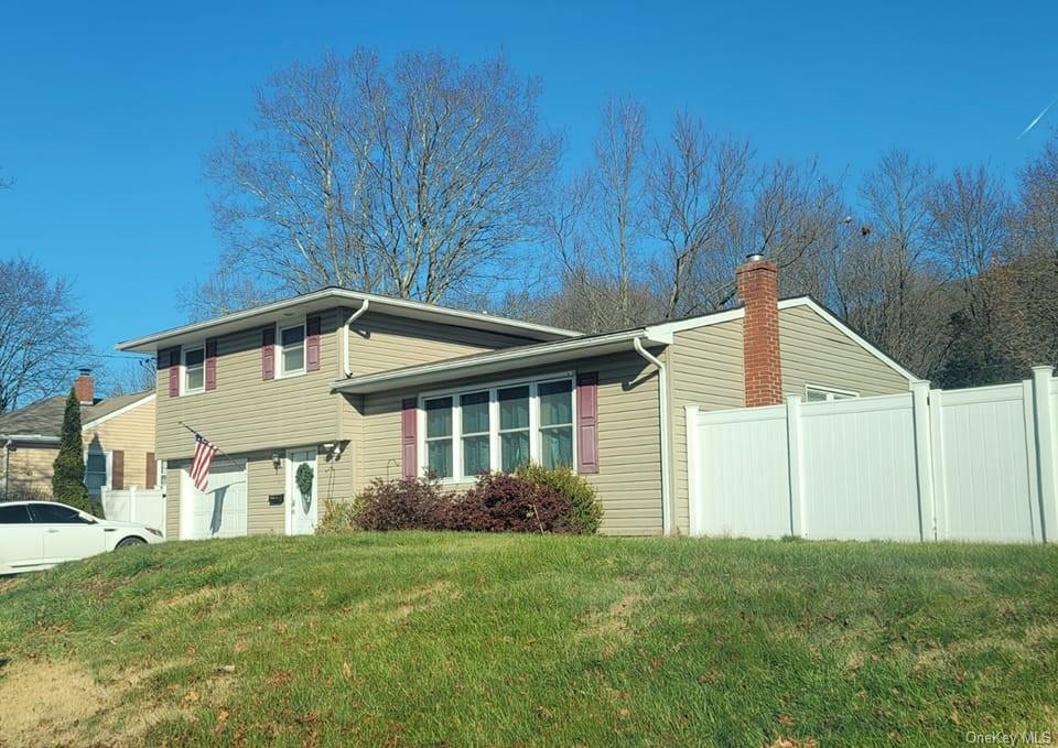 a view of a house with backyard and garden