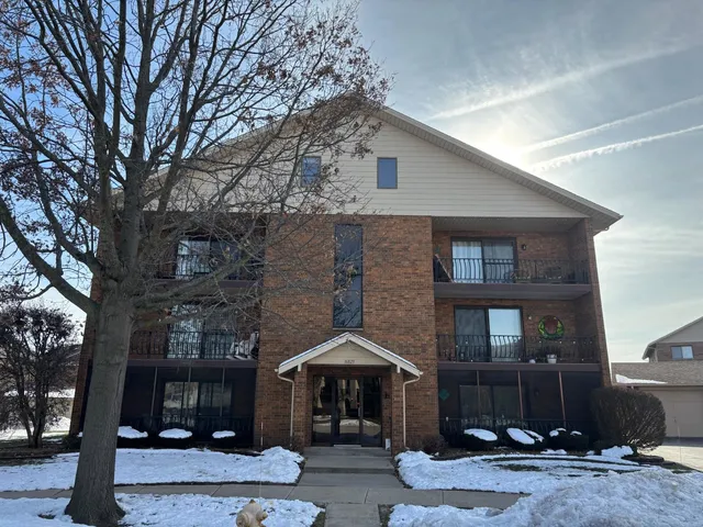 $229,900 | 16825 81st Court, Unit 2W, Tinley Park, IL 60477